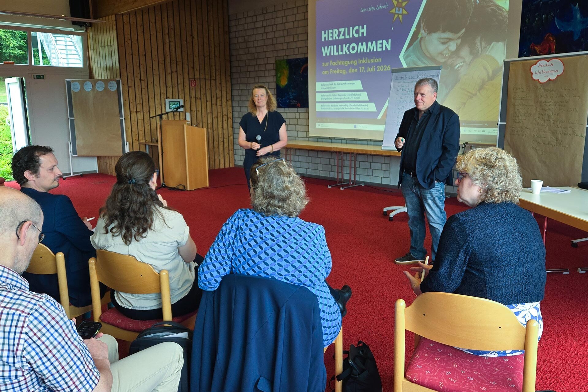 In der Dialogrunde mit dem Plenum wurden Erfahrungen aus der Praxis, Entwicklungen in den Regionen und Fragen besprochen In der Dialogrunde mit dem Plenum wurden Erfahrungen aus der Praxis, Entwicklungen in den Regionen und Fragen besprochen