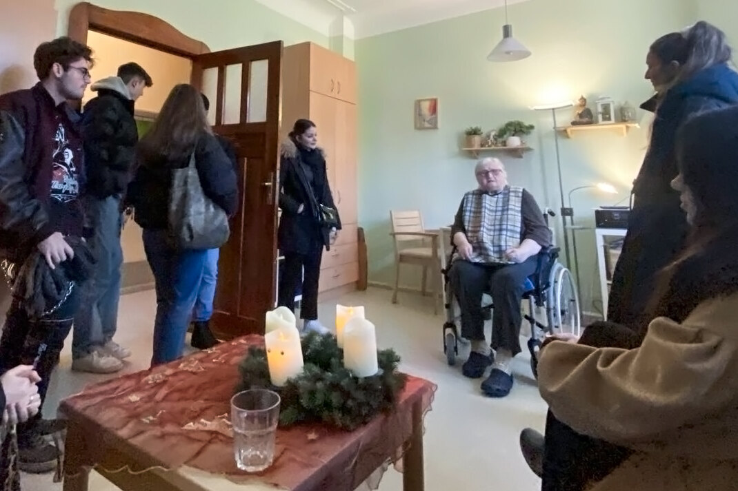 Auch die Bewohnerinnen und Bewohner kamen bei einem Besuch der Wohngruppen zu Wort Auch die Bewohnerinnen und Bewohner kamen bei einem Besuch der Wohngruppen zu Wort