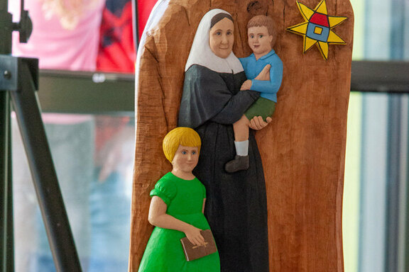 geschnitzte Holzfigur mit Mutter Eva und Kindern