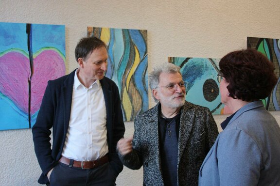 Im Gespräch über die Ausstellung: (v. l.) Dr. Lothar Steeb, Paul Berno Zwosta, Hedwig Kuhn