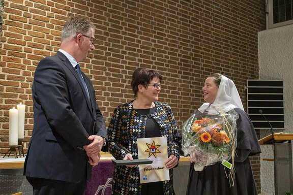Sr. Christine Killies und Götz-Tilman Hadem ehrten Bettina van Baal für 25 Jahre Dienst im Friedenshort