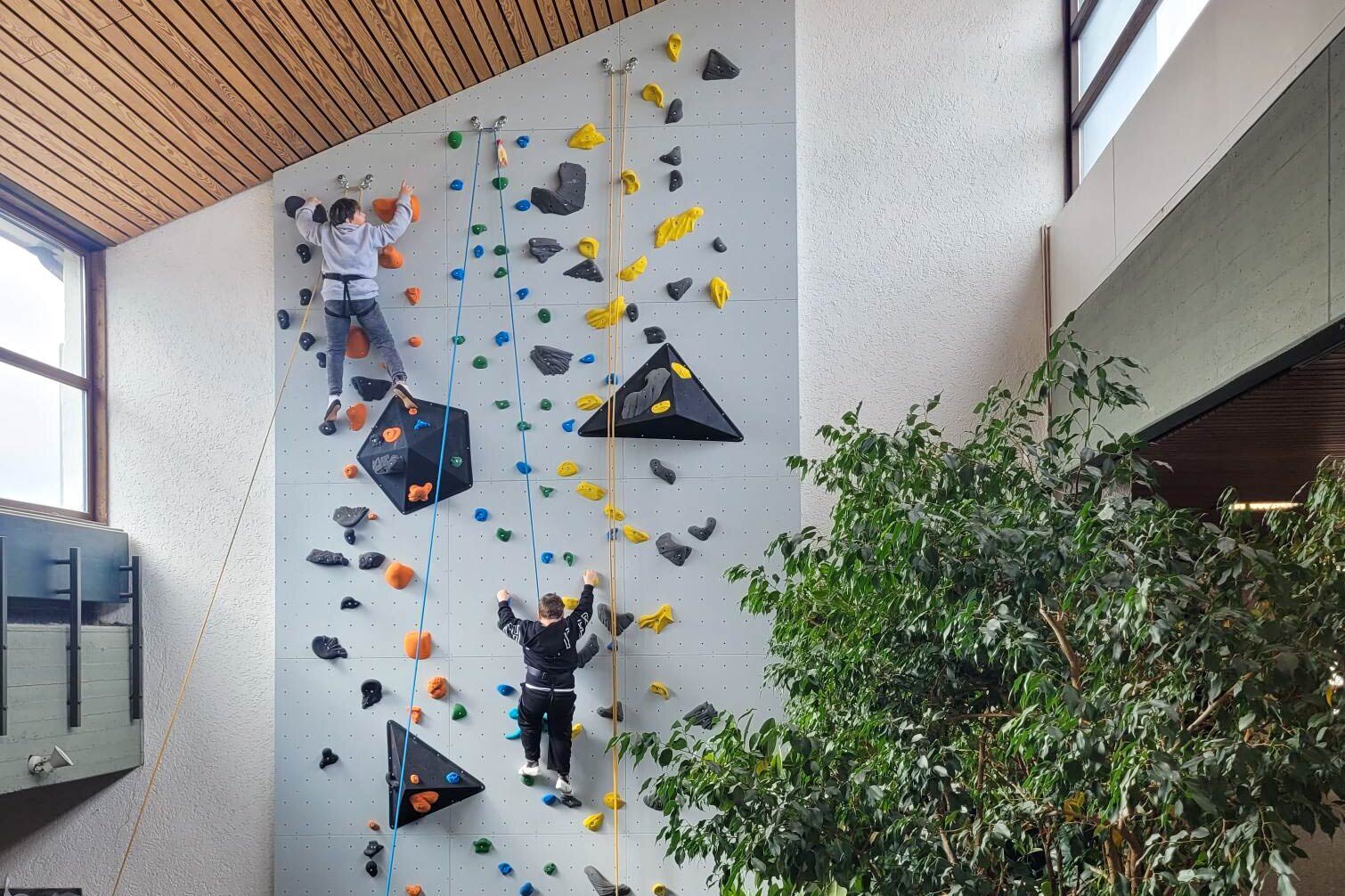 Die Kletterwand in der Tiele-Winckler-Schule ist über 10 Meter hoch Die Kletterwand in der Tiele-Winckler-Schule ist über 10 Meter hoch