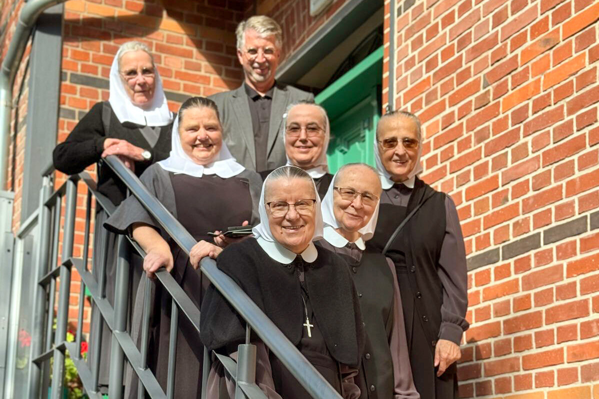 Götz-Tilman Hadem (Vorstand) mit Oberin Sr. Christine Killies, Sr. Renate Kunert und Schwestern aus dem Diakonissenmutterhaus Eben-Ezer Götz-Tilman Hadem (Vorstand) mit Oberin Sr. Christine Killies, Sr. Renate Kunert und Schwestern aus dem Diakonissenmutterhaus Eben-Ezer