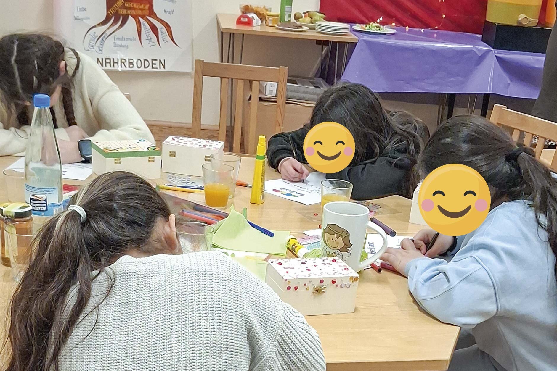 Die Mädchen schrieben sich gegenseitig ein positives Feedback ... Die Mädchen schrieben sich gegenseitig ein positives Feedback ...