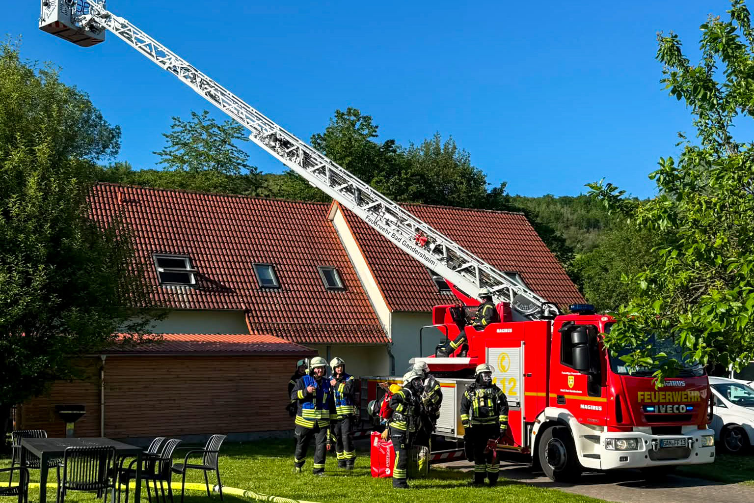 Auch eine Drehleiter kam zum Einsatz Auch eine Drehleiter kam zum Einsatz
