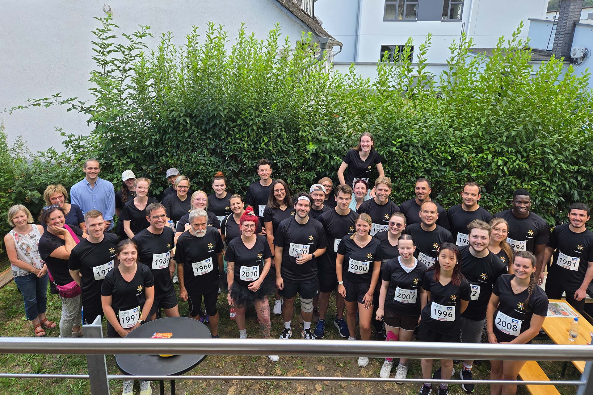Vor dem Lauf versammelte sich das Friedenshort-Team zu einem Gruppenfoto im Garten von FILoU Vor dem Lauf versammelte sich das Friedenshort-Team zu einem Gruppenfoto im Garten von FILoU